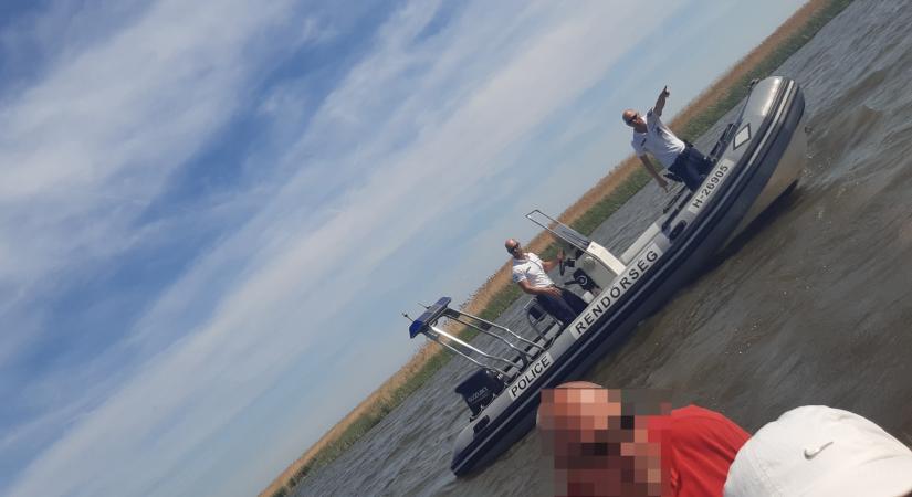 Fotók: 27 embert mentettek ki a háborgó Tisza-tóból