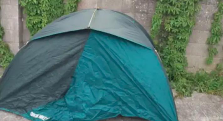 Közel 30 ezer forintért hirdette egy éjszakára a kertjében felvert sátrát valaki az Airbnb-n