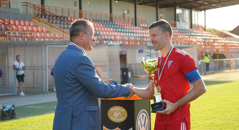 Tiba István átadta az aranyérmeket a megyei bajnok balmazújvárosi focicsapatnak, és üzent az ellenlábasainak