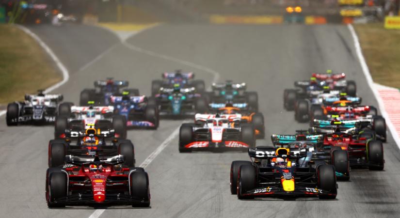 Dráma a a Spanyol Nagydíjon: Leclerc az élről esett ki, Verstappen győzött