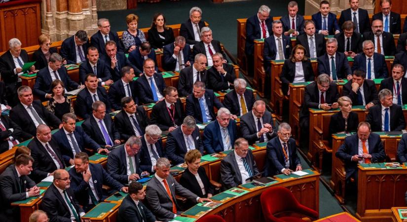 Az alaptörvény tizedik módosításáról tárgyal a parlament