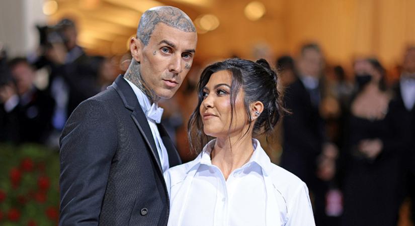Olaszországban volt Kourtney Kardashian és Travis Barker harmadik esküvője: az ara miniruhában vonult az oltár elé