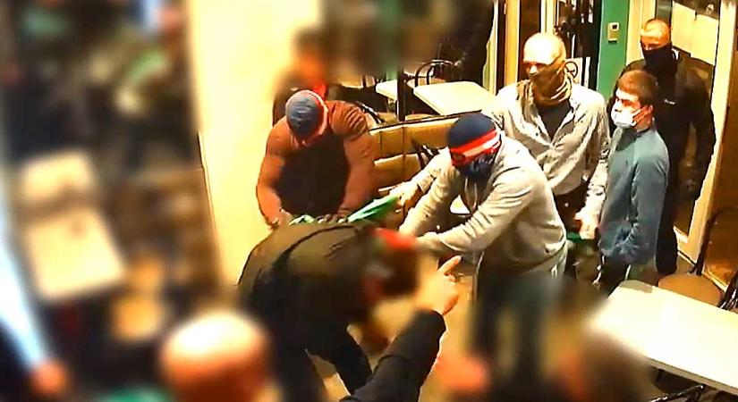 Ezt a verekedő bandát keresi a rendőrség, egy budapesti presszóban tomboltak, közben egy pofátlan tolvaj letépte egy asszony nyakláncát fényes nappal az utcán – Videó