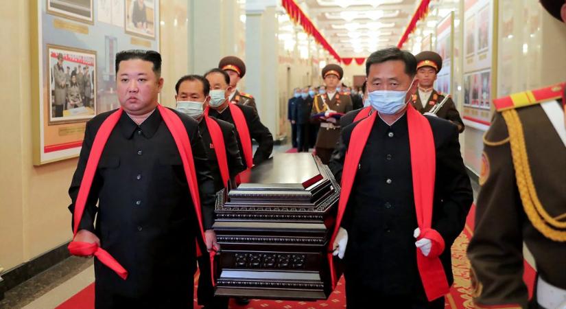 Kim Dzsongun vitte a koporsót mentora temetésén