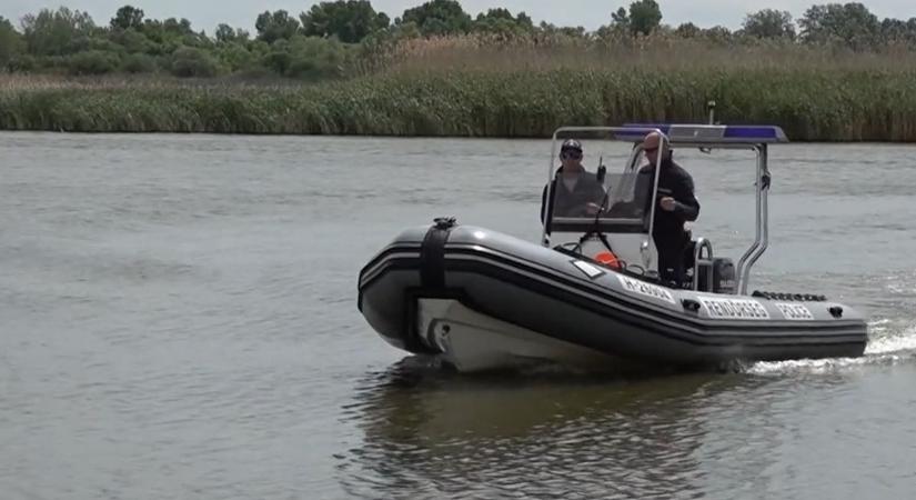 Halálra rémültek a kenusok, akiket vízirendőrök mentettek ki a Tisza-tóból (videó)