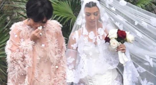 Kris Jenner sírt, Travis Barker pedig faarccal álldogált a lépcsőn Kourtney Kardashiannal való esküvője után
