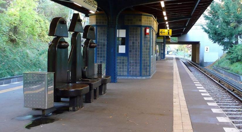 Mesébe illő berlini állomáson állnak a metrók világának legmeglepőbb padjai