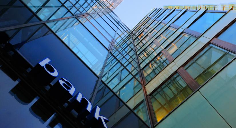 Itt a bejelentés: visszavonta a nemzetközi bank minősítését a Fitch