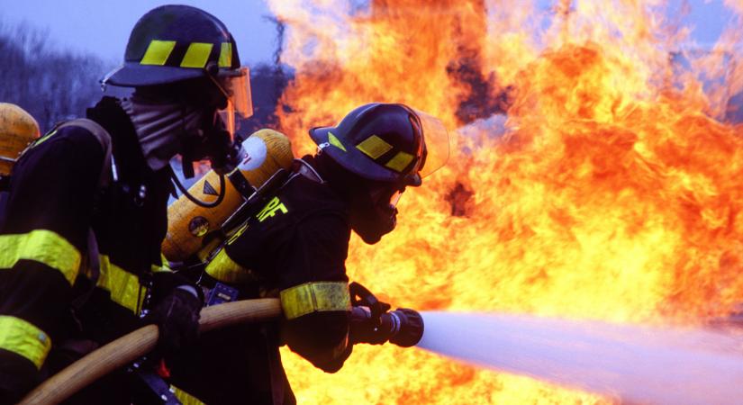Katasztrófa Debrecenben: több raktárépület kigyulladt, 60 tűzoltó próbálja megfékezni a lángokat