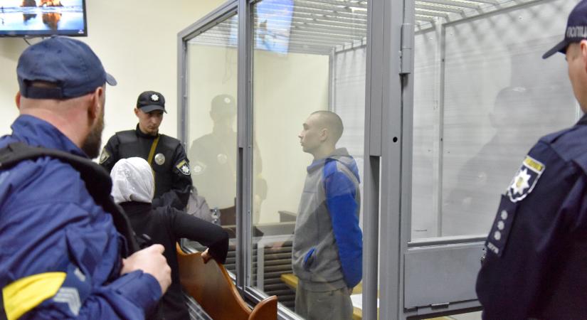 Életfogytiglanra ítélték háborús bűnök miatt az első orosz katonát Ukrajnában