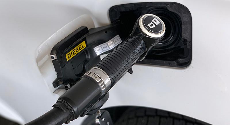 Szerdától tíz forintra csökken a különbség az üzemanyagok árai között