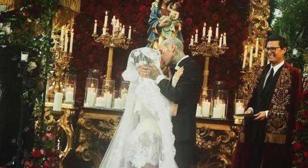 Megérkeztek az első képek Travis Barker és Kourtney Kardashian esküvőjéről!