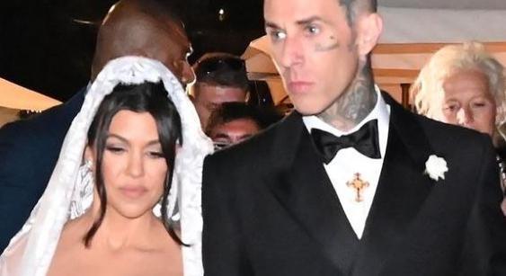 Kourtney Kardashian és Travis Barker igy érkezett meg a sztárokkal megpakolt lagzira az esküvőjük után