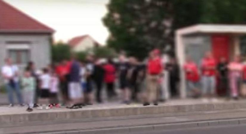Megbotránkoztatóan viselkedett egy drukker egy miskolci villamosmegállóban – videó