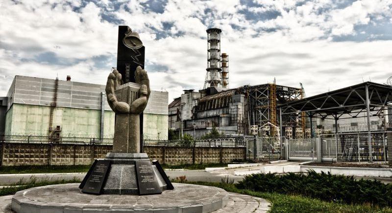 Egy biológus szerint kínhalál vár a Csernobilnál lövészárkot ásó katonákra