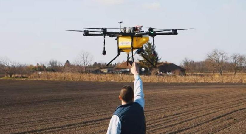 Óránként akár 10-15 hektárt is képesek permetezni drónok Szabolcsban (videóval)