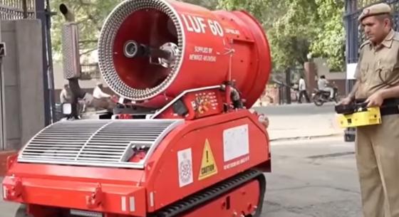 Egy perc alatt 2400 liter vizet fröcskölnek szét, Indiában ilyen robotokra bízzák a tűzoltást – videó
