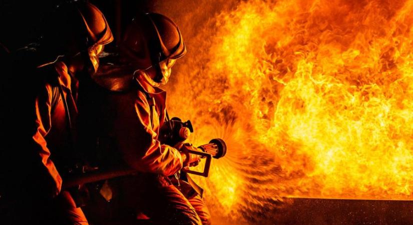 Hatalmas lángokkal ég két raktárépület Debrecen külterületén (videó)