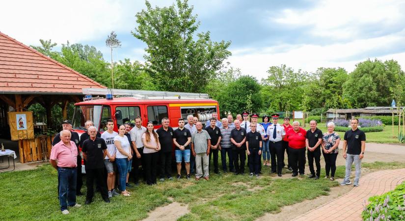 Ötmilliós támogatás: tűzoltóautót kaptak a petőmihályfai önkéntes tűzoltók - fotók