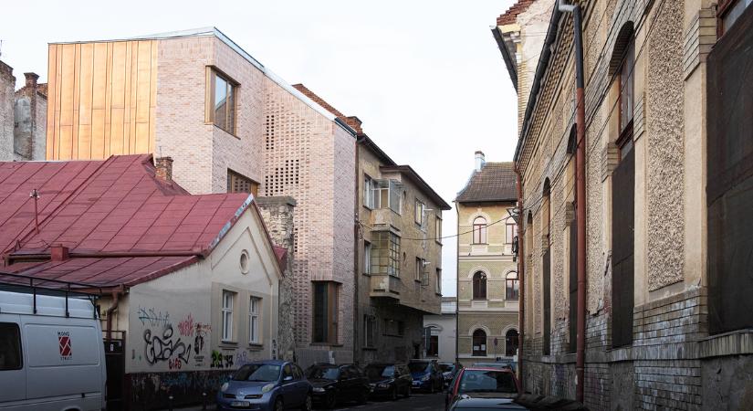 Transzparencia ősi városfallal – Építészek irodaháza Kolozsváron