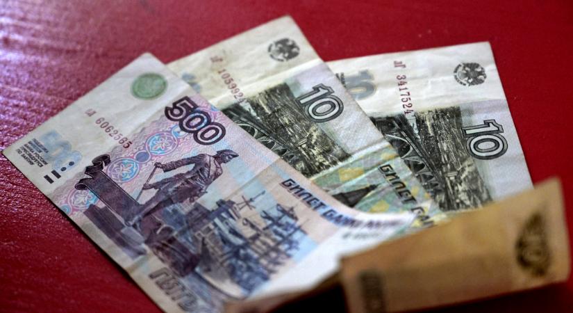 Hétéves csúcsot közelít a rubel árfolyama az euróval szemben