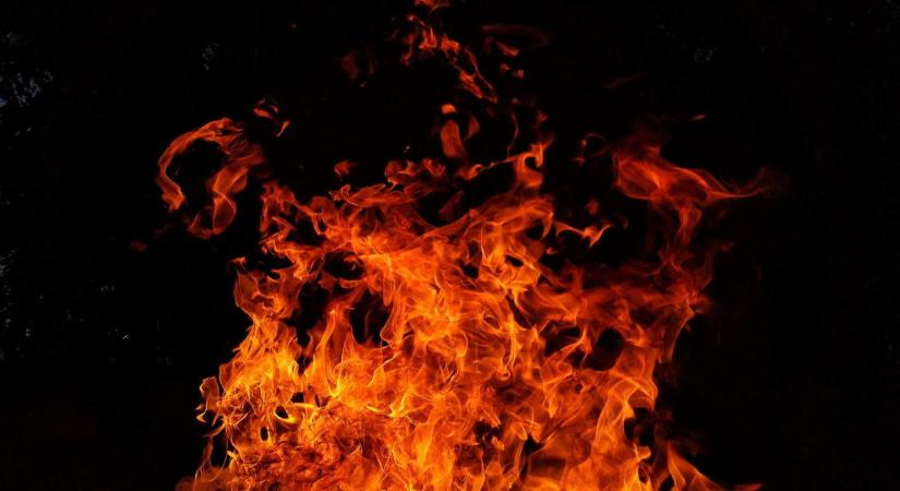 180 hektáron lángol a puszta a Hortobágyon