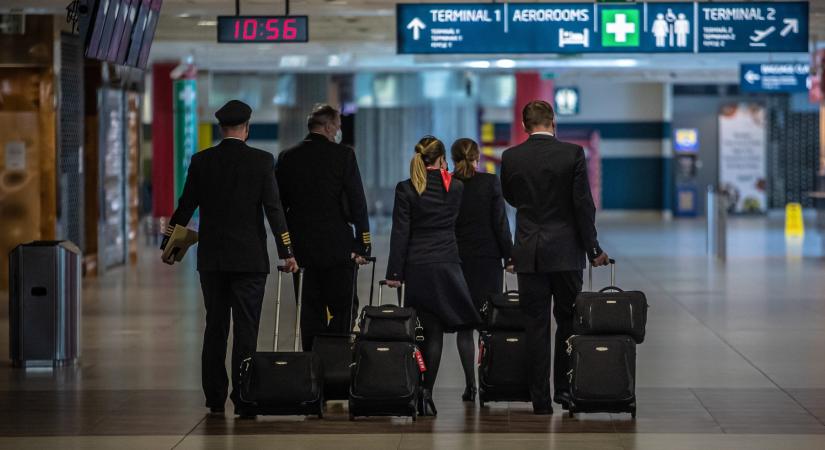 Több ezer stewardesst rúgtak ki korábban, most létszámhiány van a légitársaságoknál