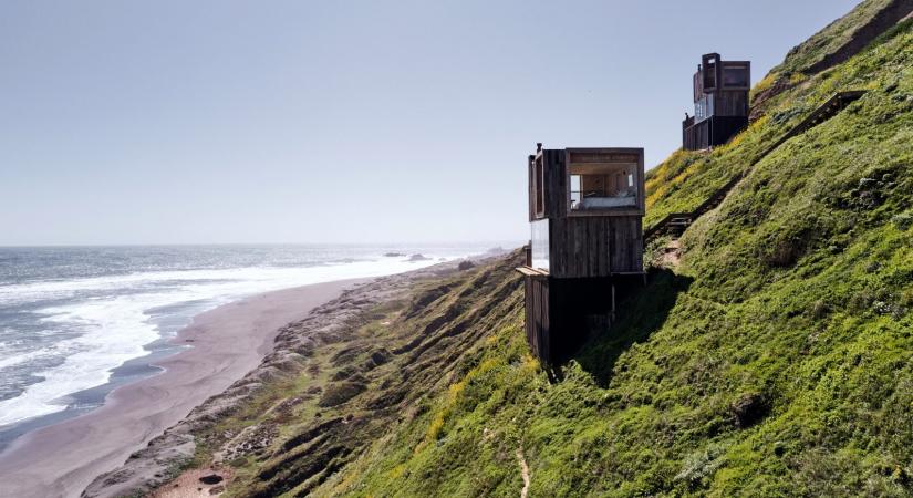 Meredeken néz le az óceánra ez a szuperstílusos Airbnb-kabin