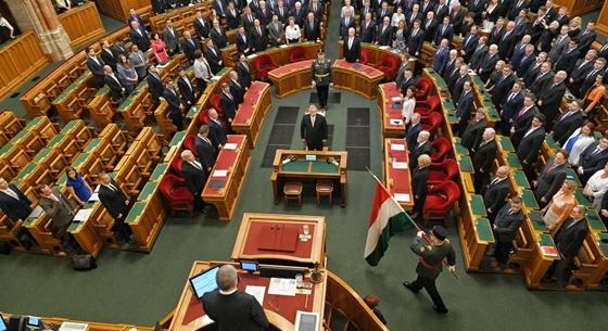 A parlamentben előbb alaptörvényt módosítanak, majd leteszik az esküt az új kormány miniszterei