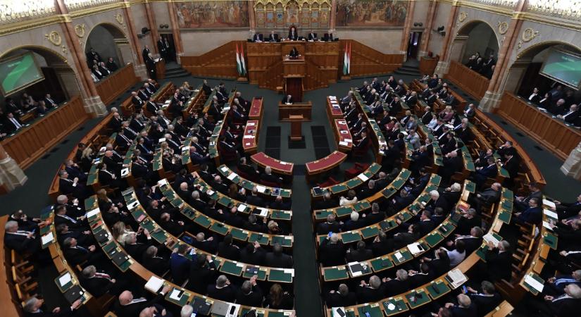 Esküt tesznek az új kormány miniszterei, felszólal Orbán Viktor a parlamentben