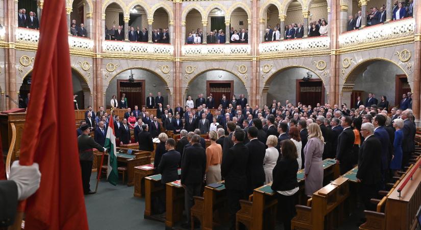 Átírják az Alaptörvényt és esküt tesznek Orbán miniszterei