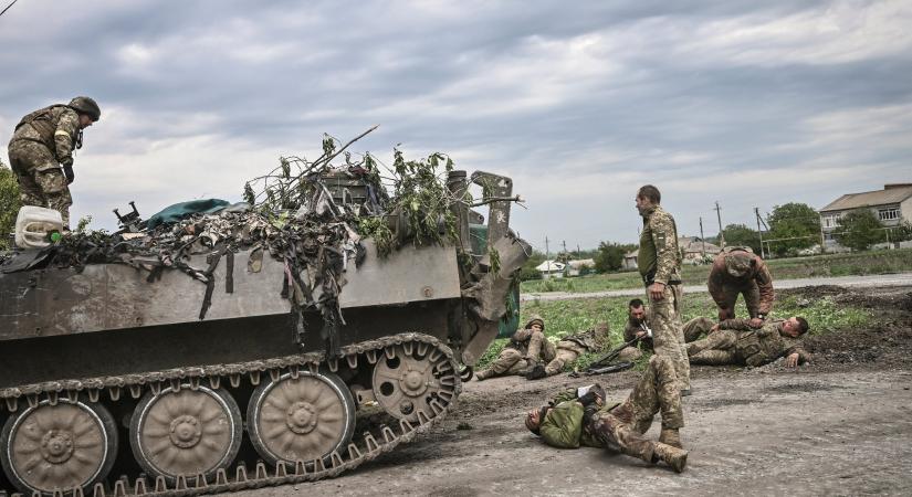 Zelenszkij szerint naponta ötven-száz ukrán katona áldozza életét a Donbászban