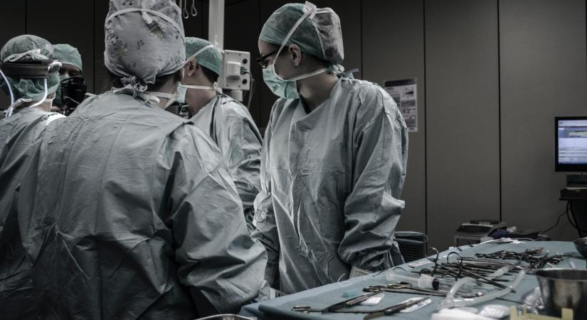 Pécsi klinika: robotsebészeti beavatkozásokat is végezhetnek a jövőben