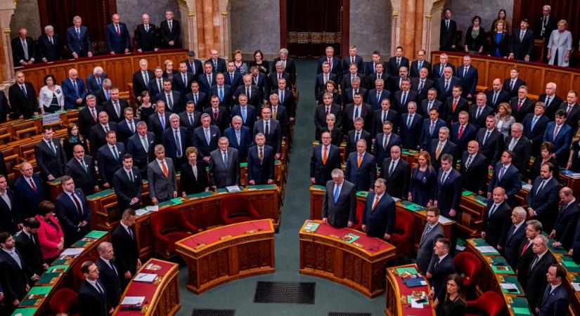Az Alaptörvény tizedik módosításáról szavaz az Országgyűlés kedden