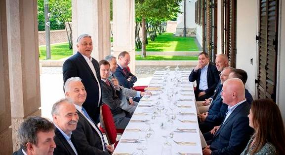 Focicsapatnyi minisztériummal vég neki ötödik ciklusának az Orbán-kormány