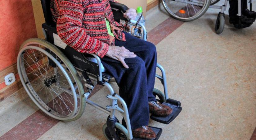 Zsúfoltság, lepusztultság, ápolóhiány: ideiglenes engedéllyel működik az idősotthonok tizede