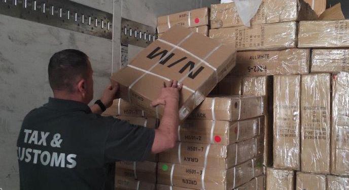 Több ezer hamis cipőt találtak egy teherautóban Gyulánál