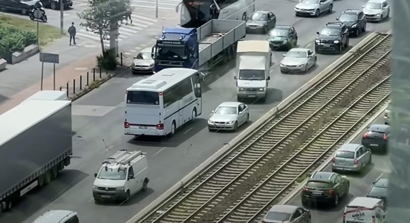 A sofőr kicsit elkottázta – szembe ment a forgalommal egy busz a Könyves Kálmán körúton