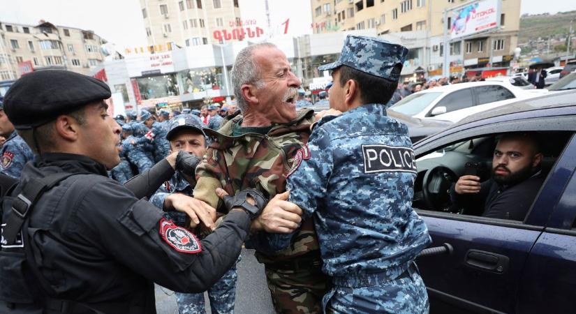 Blokád alá vették a külügyminisztérium épületét Jerevánban