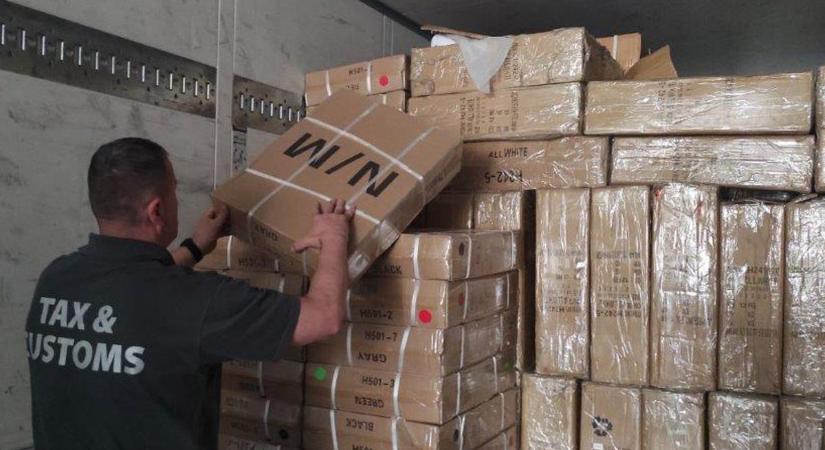 Több ezer pár hamis cipővel bukott le a csempész Gyulánál