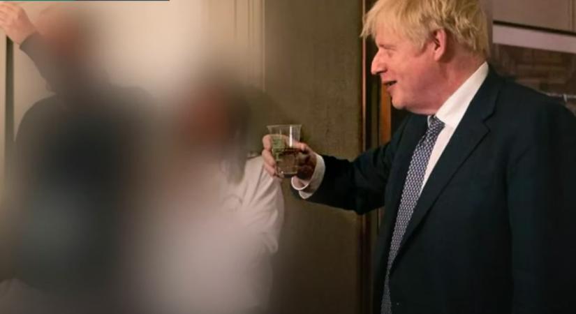 Fotók kerültek elő Boris Johnsonról, ahogy a hivatalában tartott egyik illegális partin iszik