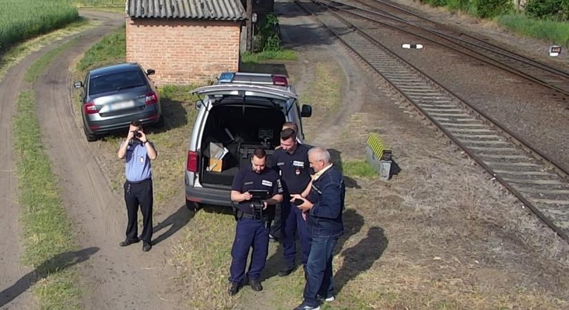 A halasi rendőrök és a MÁV munkatársa közösen ellenőrizte a vasúti átjárókat