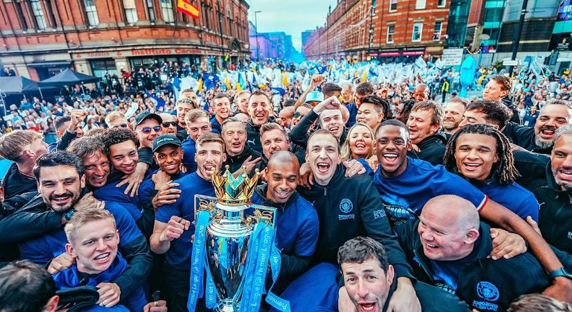 PL: Manchester kékbe borult, több ezren ünnepeltek a Cityvel – fotók