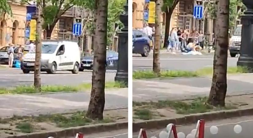 Motoros ételfutár gázolt el egy nőt az Andrássy úton – videóval