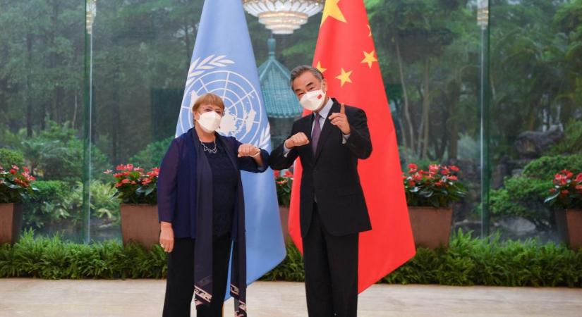 A kínai külügyminiszter az „álhírek” tisztázását reméli az ENSZ emberi jogi főbiztosának látogatásától
