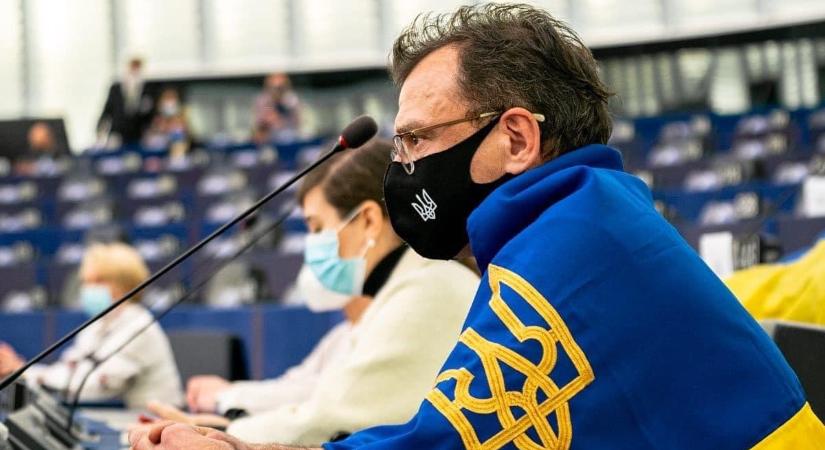 Laborczy Szilvia (Facebook): Két éve megtiltották az EP képviselőinek, hogy kirakják a nemzeti zászlóikat