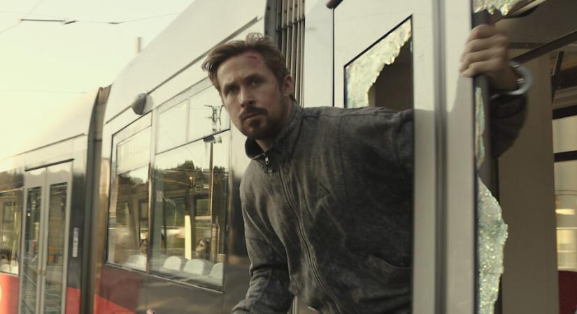 A szürke ember trailerében a körszakállas Ryan Gosling és a bajszos Chris Evans esik egymásnak