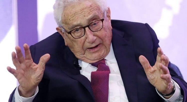Kissinger: Ukrajnának területi engedményeket kell tennie a béke érdekében!