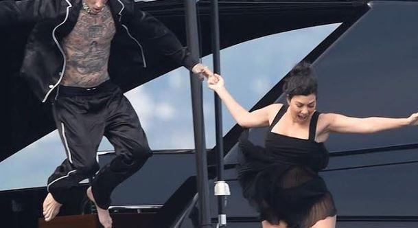 Kourtney Kardashian és Travis Barker akciófilmbe illő jelenetben ugrott le luxushajójukról