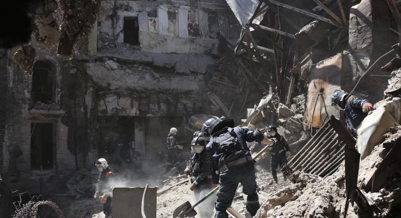 200, oszladozó holttestet találtak egy többemeletes ház romjai alatt Mariupolban